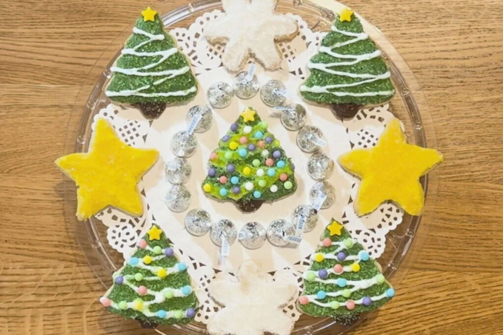 Home 12 Christmas-Cookies-How-To-Decorate